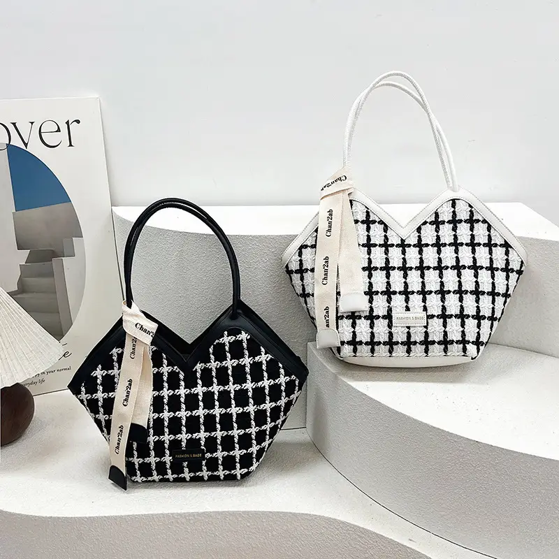 Women's Black White Checkered Heart Bag 2025 - Image 4