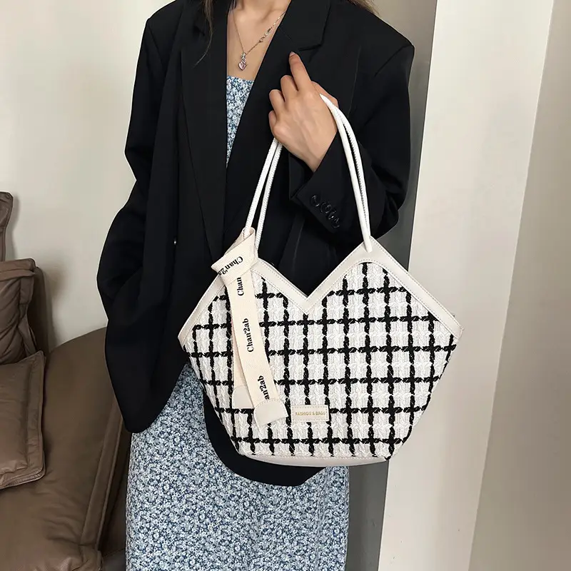 Women's Black White Checkered Heart Bag 2025 - Image 5