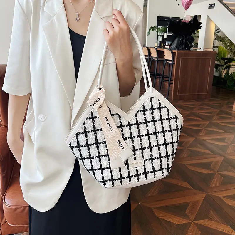 Women's Black White Checkered Heart Bag 2025 - Image 6