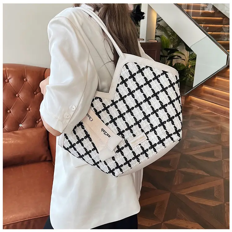 Women's Black White Checkered Heart Bag 2025 — feature 11