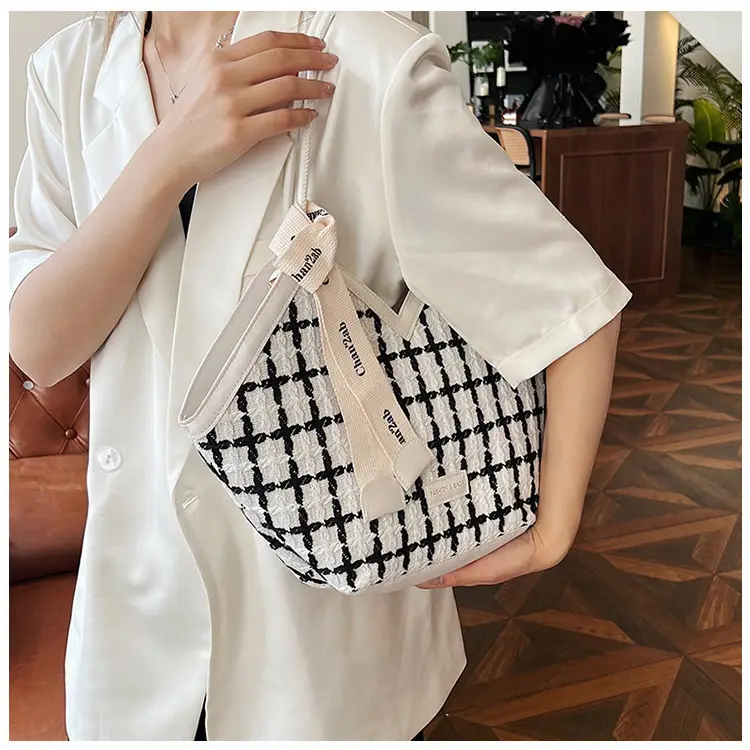 Women's Black White Checkered Heart Bag 2025 — feature 12