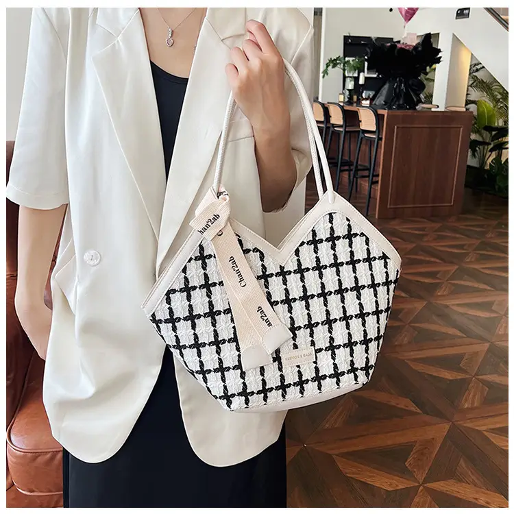 Women's Black White Checkered Heart Bag 2025 — feature 13