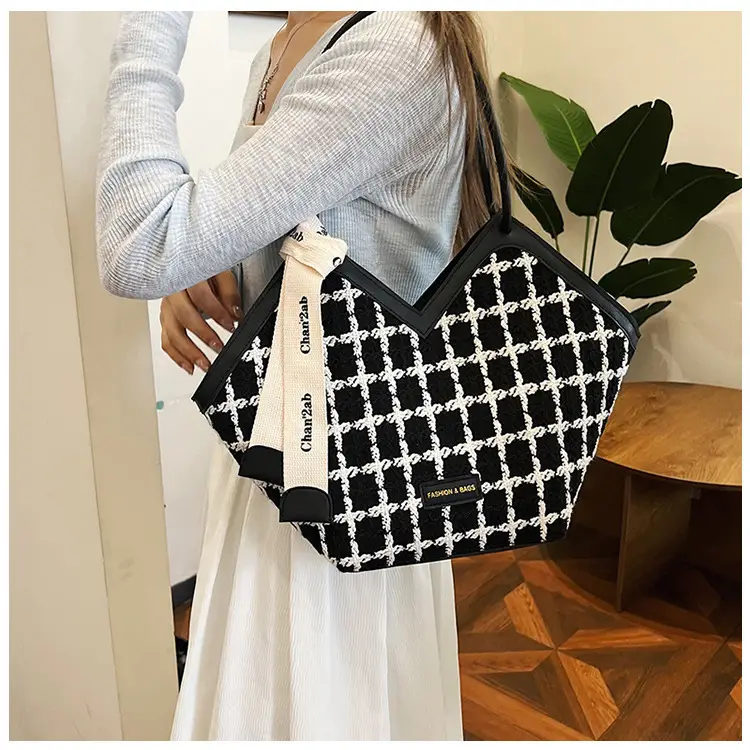 Women's Black White Checkered Heart Bag 2025 — feature 14