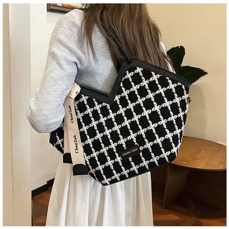 Women's Black White Checkered Heart Bag 2025 — feature 15