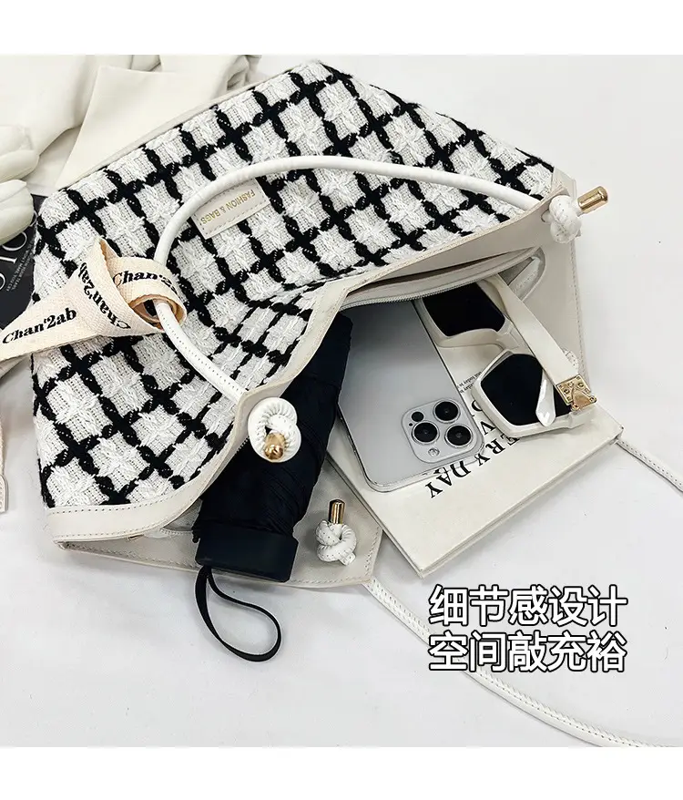 Women's Black White Checkered Heart Bag 2025 — feature 2