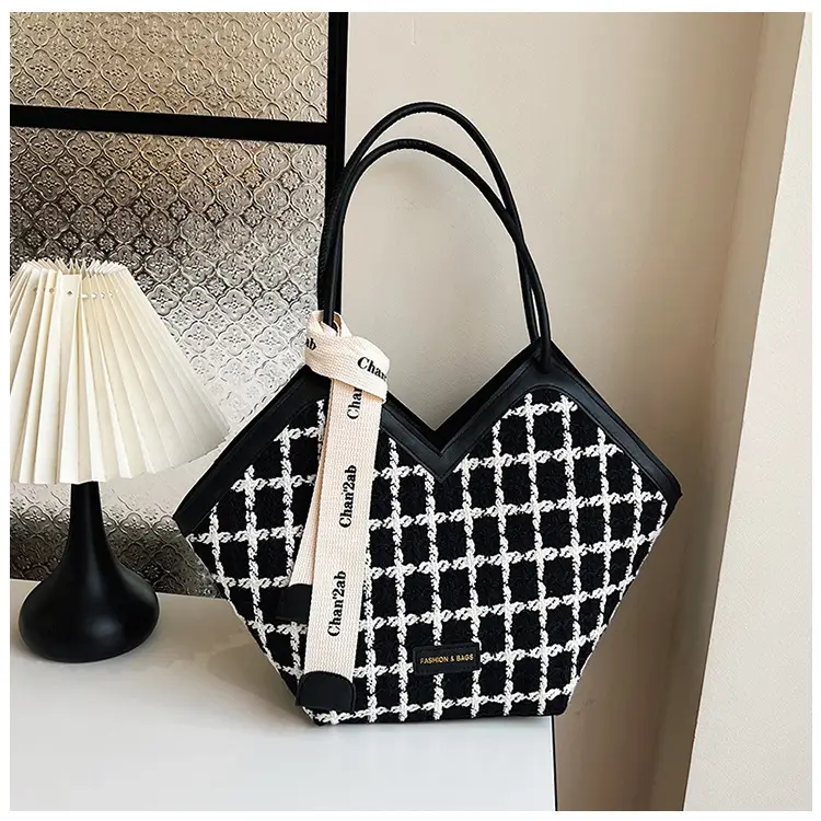 Women's Black White Checkered Heart Bag 2025 — feature 20