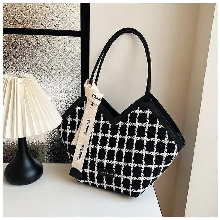 Women's Black White Checkered Heart Bag 2025 — feature 21