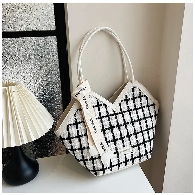 Women's Black White Checkered Heart Bag 2025 — feature 22