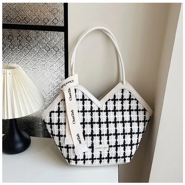 Women's Black White Checkered Heart Bag 2025 — feature 23