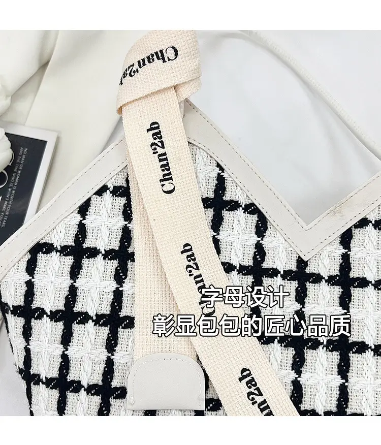 Women's Black White Checkered Heart Bag 2025 — feature 7