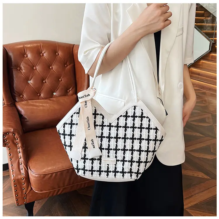 Women's Black White Checkered Heart Bag 2025 — feature 8