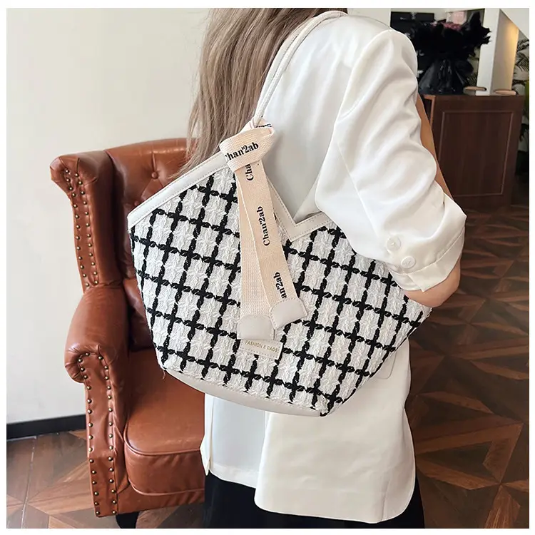Women's Black White Checkered Heart Bag 2025 — feature 9