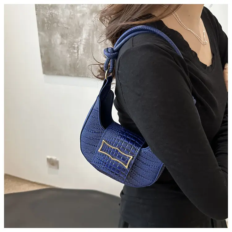 Women Crocodile Pattern Armpit Bag Red 2025 — feature 8