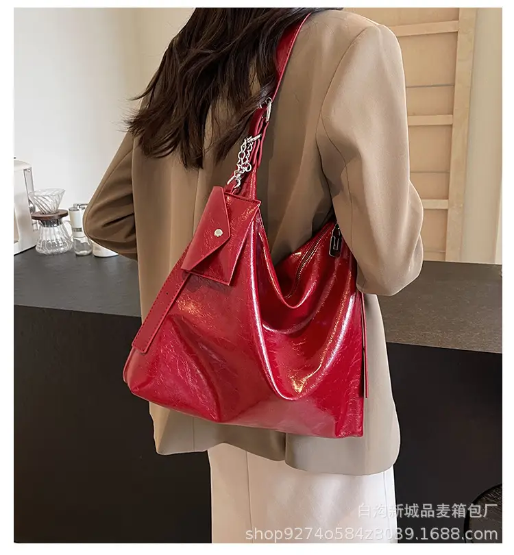 Retro Crossbody Bag Oil Wax Leather Large Capacity Women — feature 1