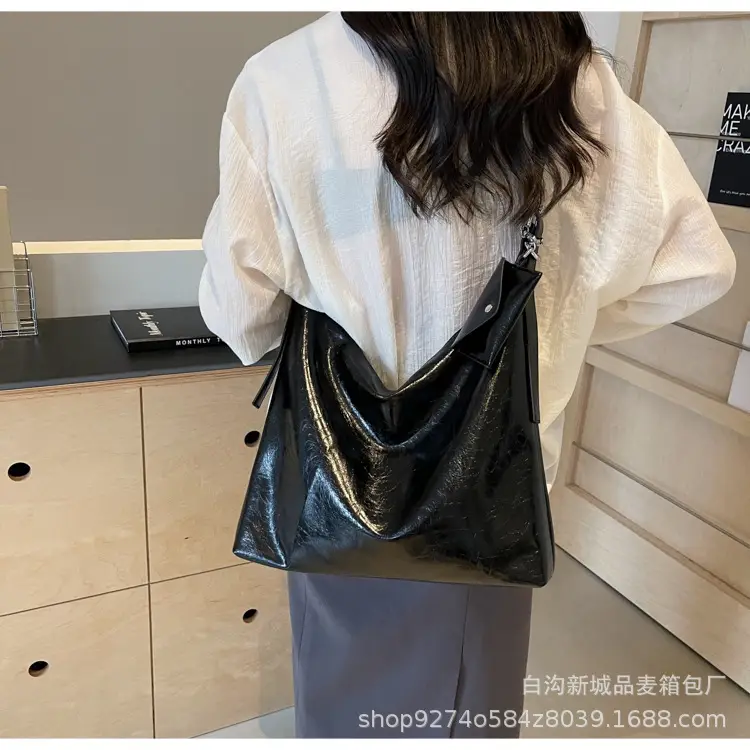 Retro Crossbody Bag Oil Wax Leather Large Capacity Women — feature 15