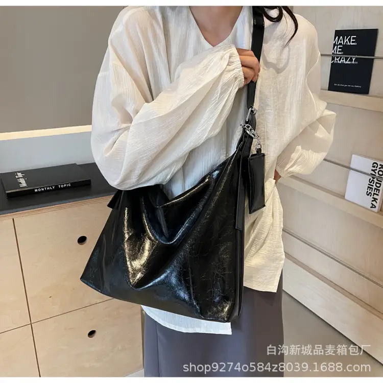 Retro Crossbody Bag Oil Wax Leather Large Capacity Women — feature 16