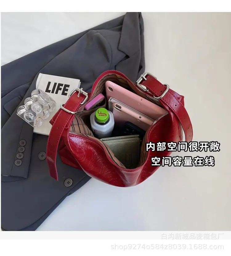 Retro Crossbody Bag Oil Wax Leather Large Capacity Women — feature 8
