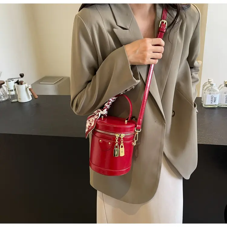 Silver Metallic Shoulder Bag with Gold Clasp & Detachable Strap — feature 15