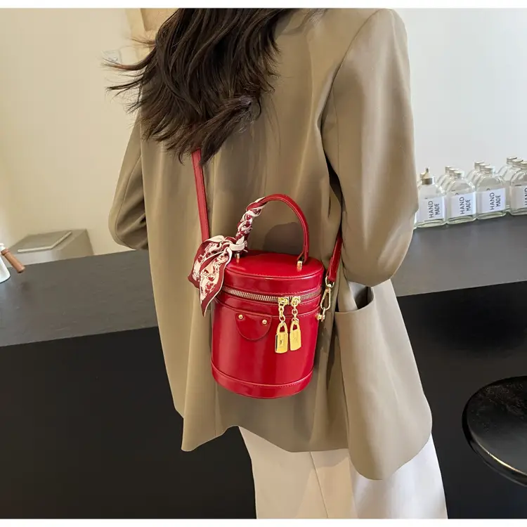Silver Metallic Shoulder Bag with Gold Clasp & Detachable Strap — feature 16