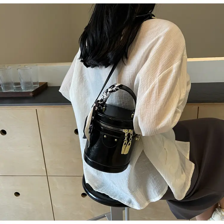 Silver Metallic Shoulder Bag with Gold Clasp & Detachable Strap — feature 30