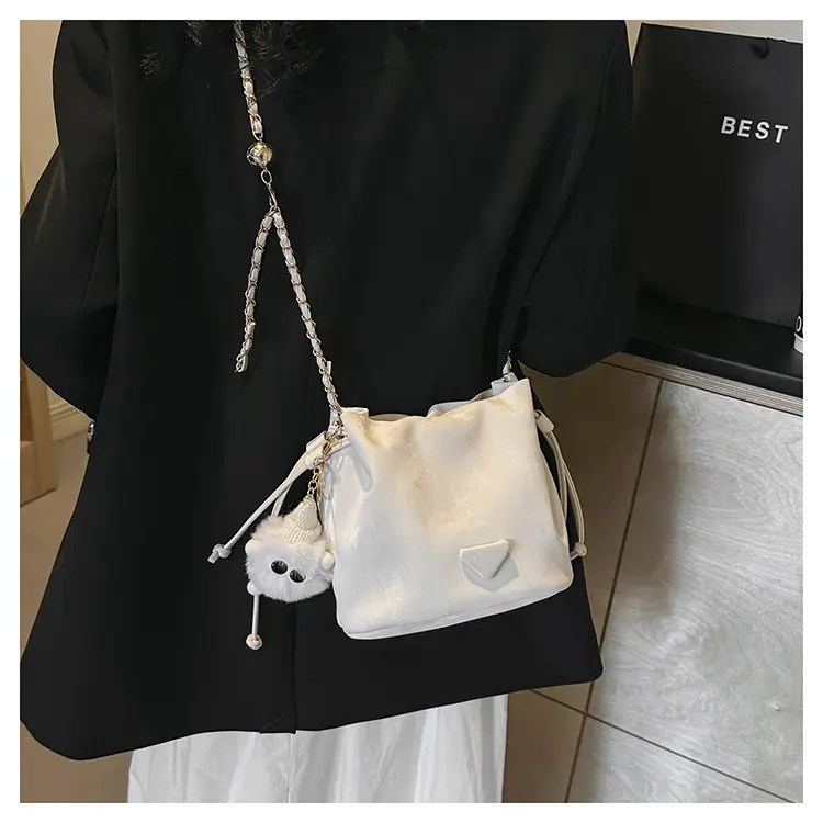 Black Chain Crossbody Bag for Women 2024 Spring — feature 11