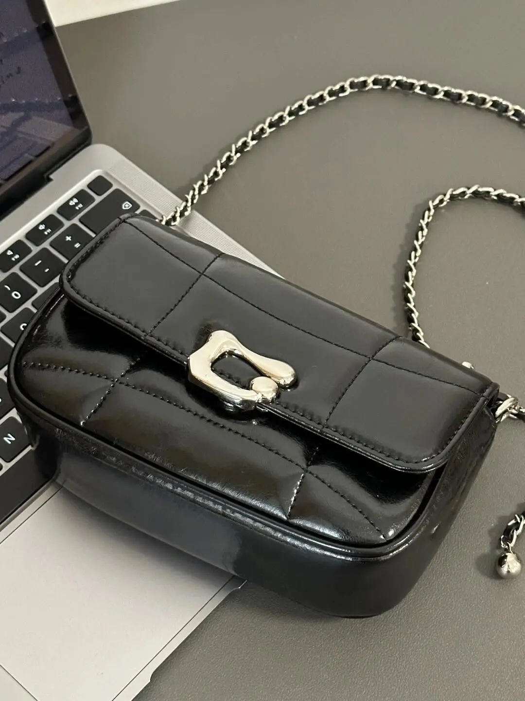 Black Textured Chain Shoulder Bag for Women 2026 — feature 10