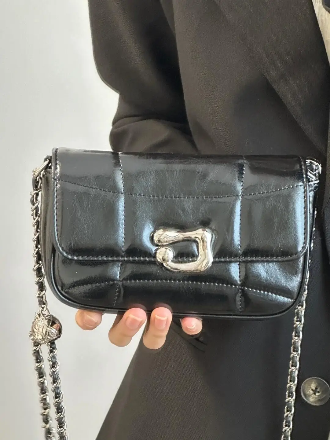 Black Textured Chain Shoulder Bag for Women 2026 — feature 11