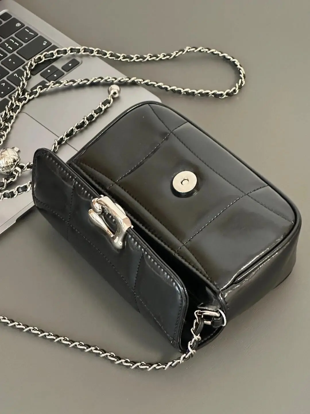 Black Textured Chain Shoulder Bag for Women 2026 — feature 12