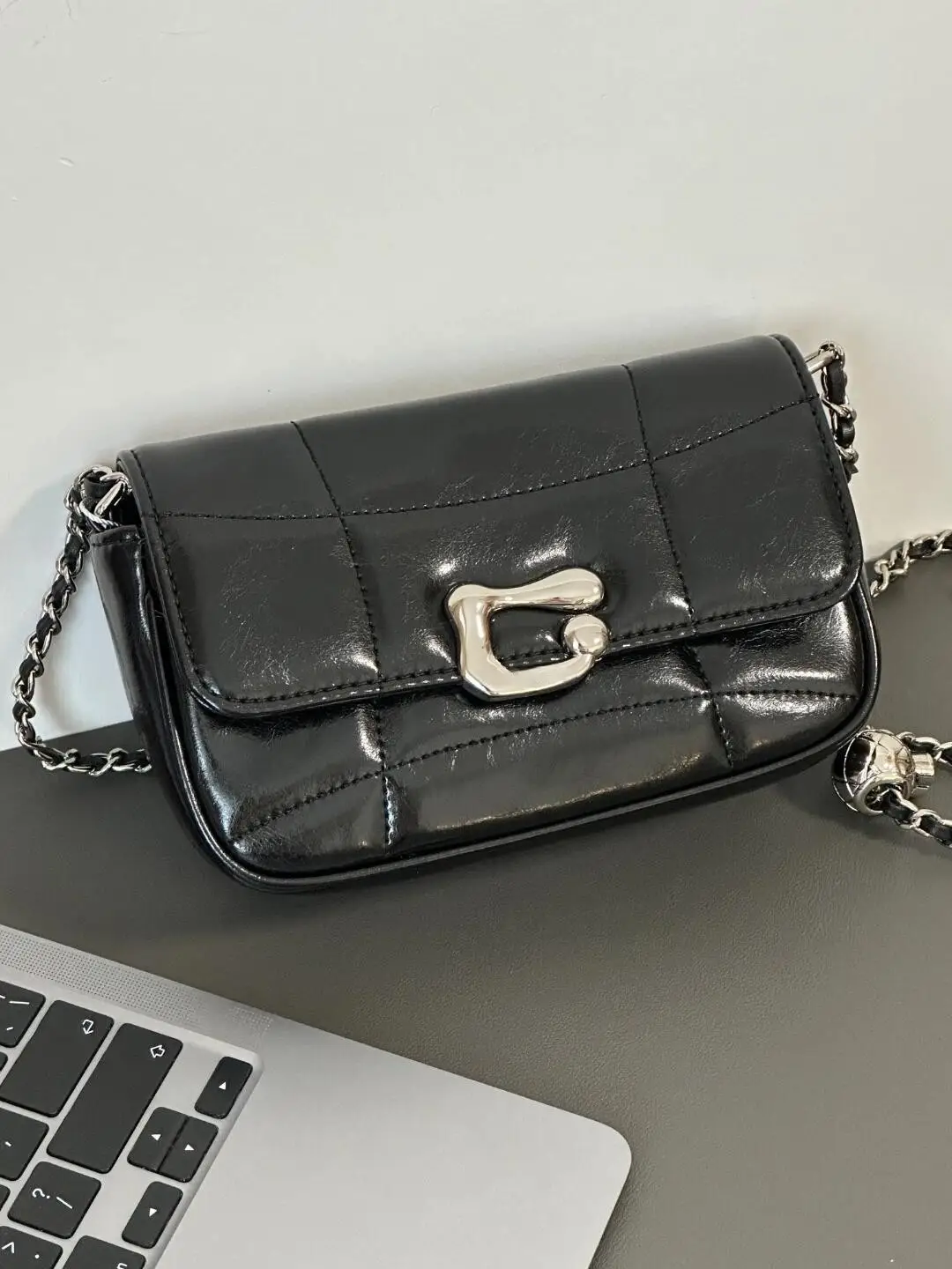 Black Textured Chain Shoulder Bag for Women 2026 — feature 13