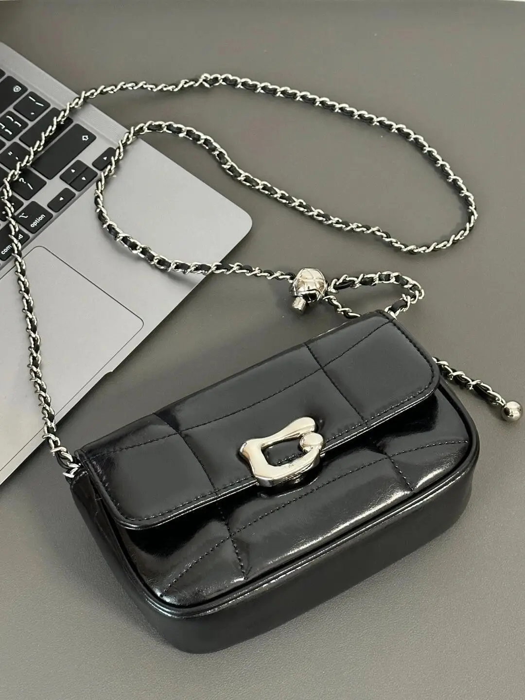 Black Textured Chain Shoulder Bag for Women 2026 — feature 9