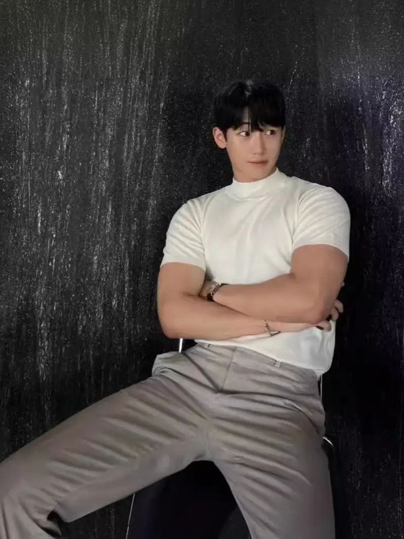 Men's White Knitted Half-High Collar T-Shirt