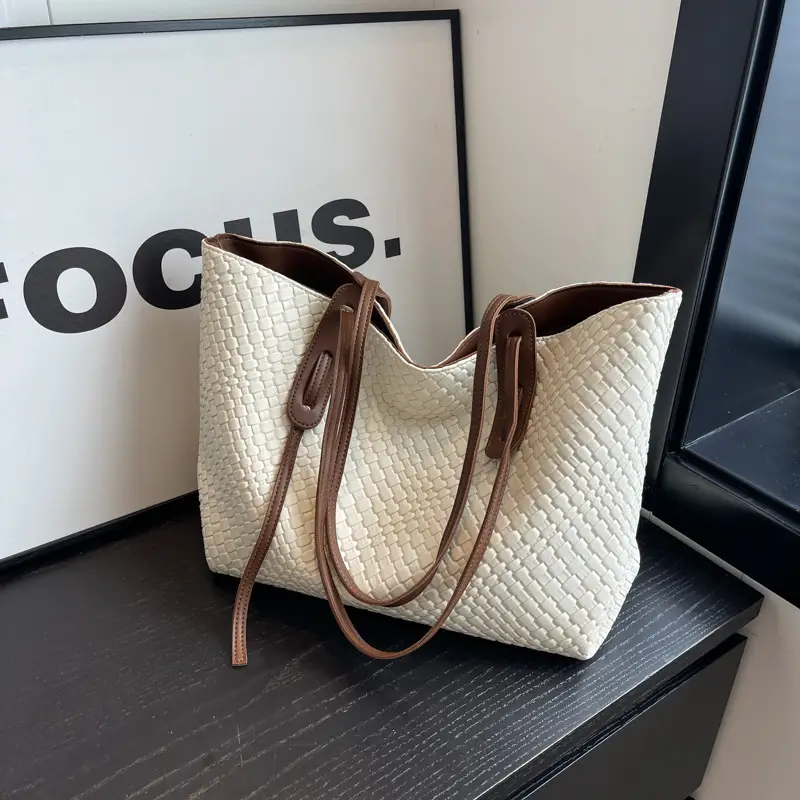 Black Woven Shoulder Bag for Women Large Capacity Commuter Style - Image 7