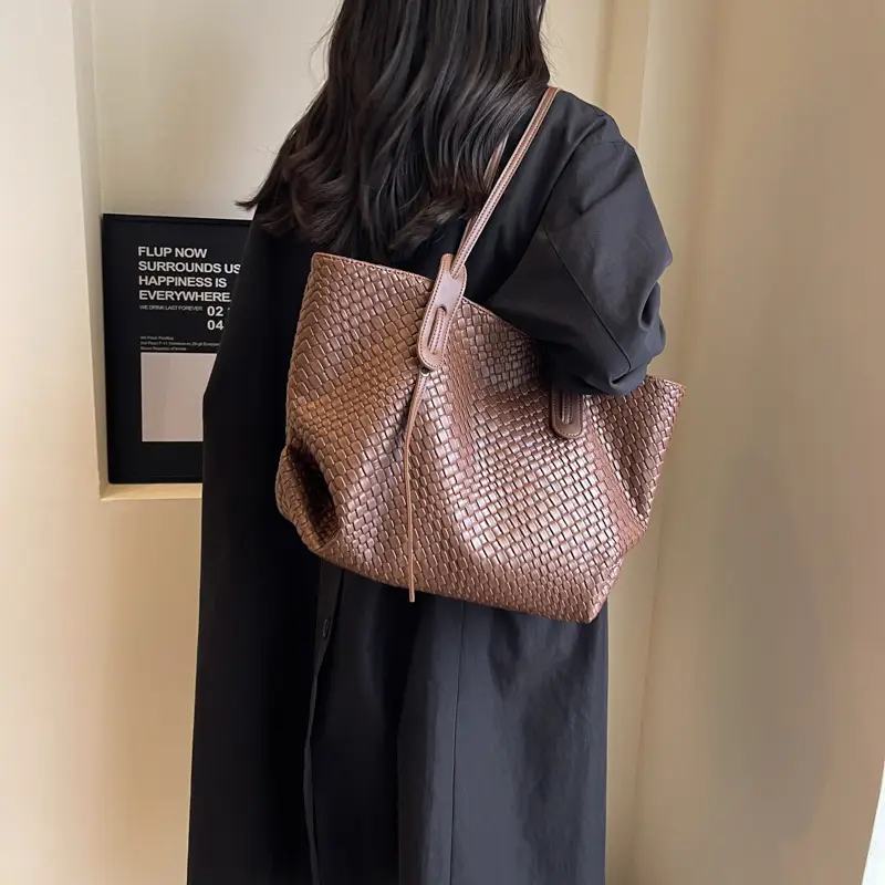 Black Woven Shoulder Bag for Women Large Capacity Commuter Style - Image 8