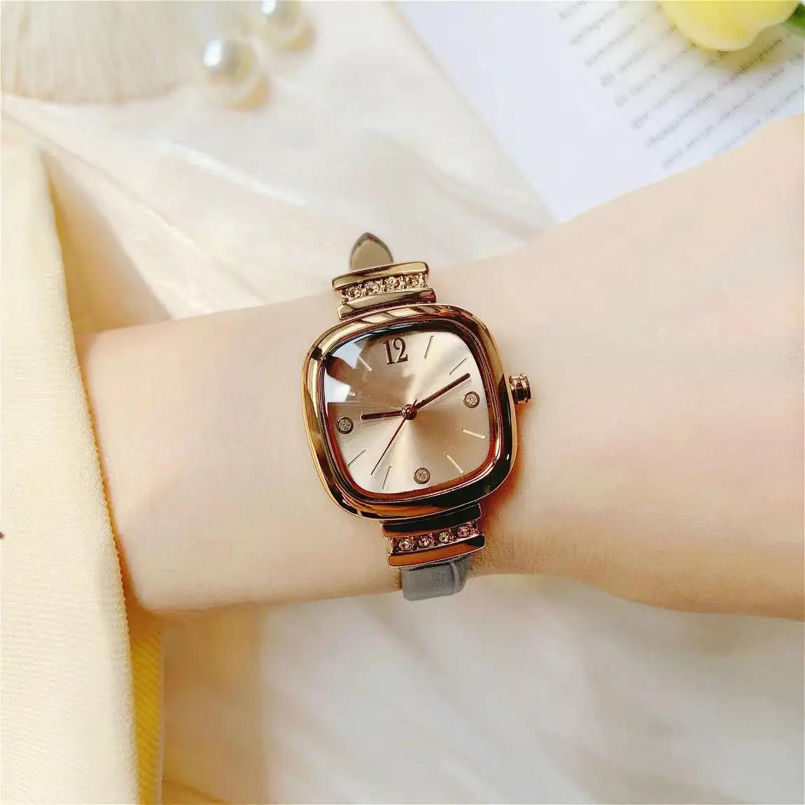 Women Quartz Watch with Large Dial & Elegant Dial — feature 1