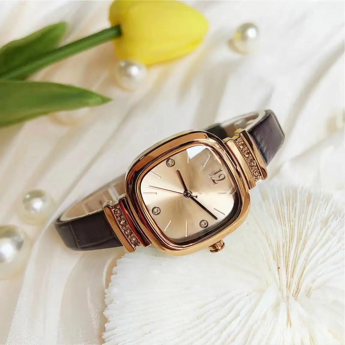 Women Quartz Watch with Large Dial & Elegant Dial — feature 2