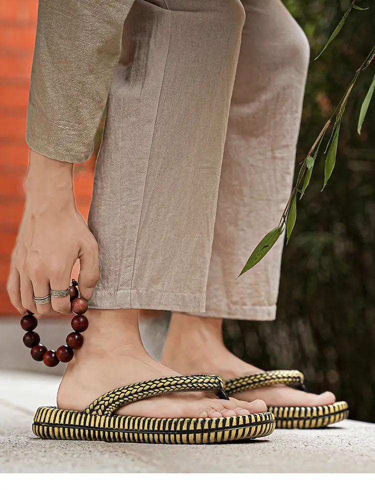 Men's New Summer Flip-Flops, Thick-Soled Casual Outdoor Couple's Beach Slippers, Men's Sandals — feature 1