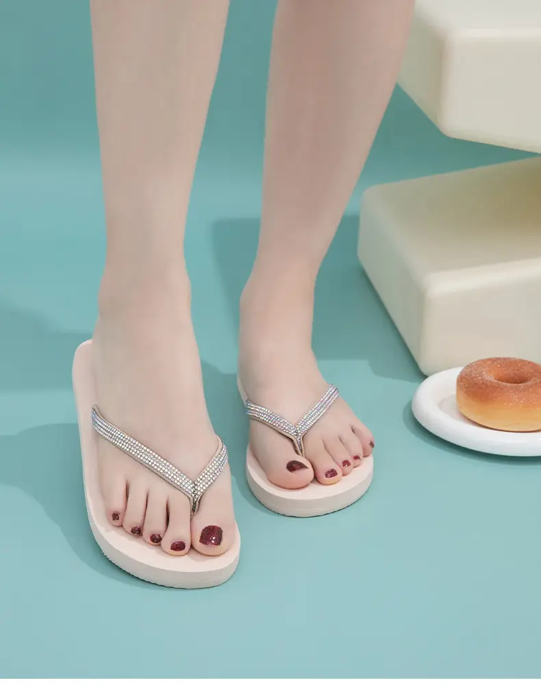 New cross-border colored diamond flip-flops women's summer high-end fashion Korean-style rhinestone flat bottom comfortable clip feet — feature 13