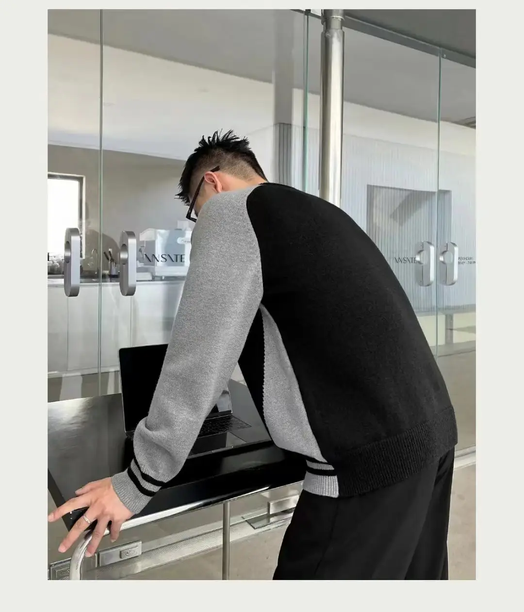 Men's Black Knitted Sweater Irregular Hem Casual Top — feature 3
