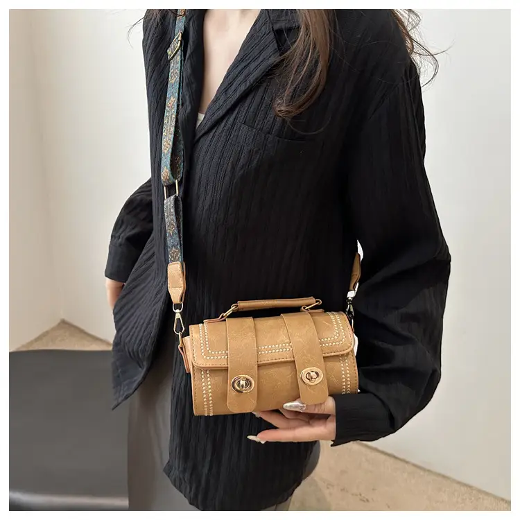 Green Leather Butterfly Bag with Gold Plated Hardware — feature 17