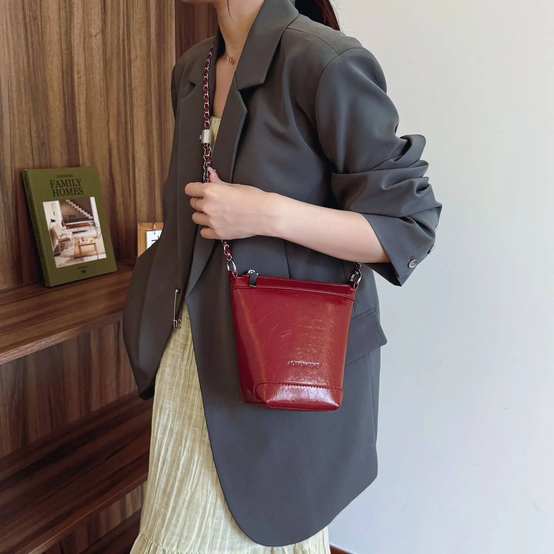 Women's Red Chain Shoulder Bag 2024 New Style - Image 4