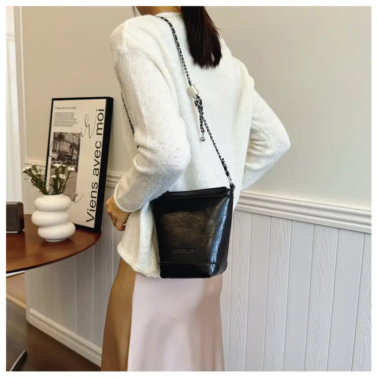 Women's Red Chain Shoulder Bag 2024 New Style — feature 10