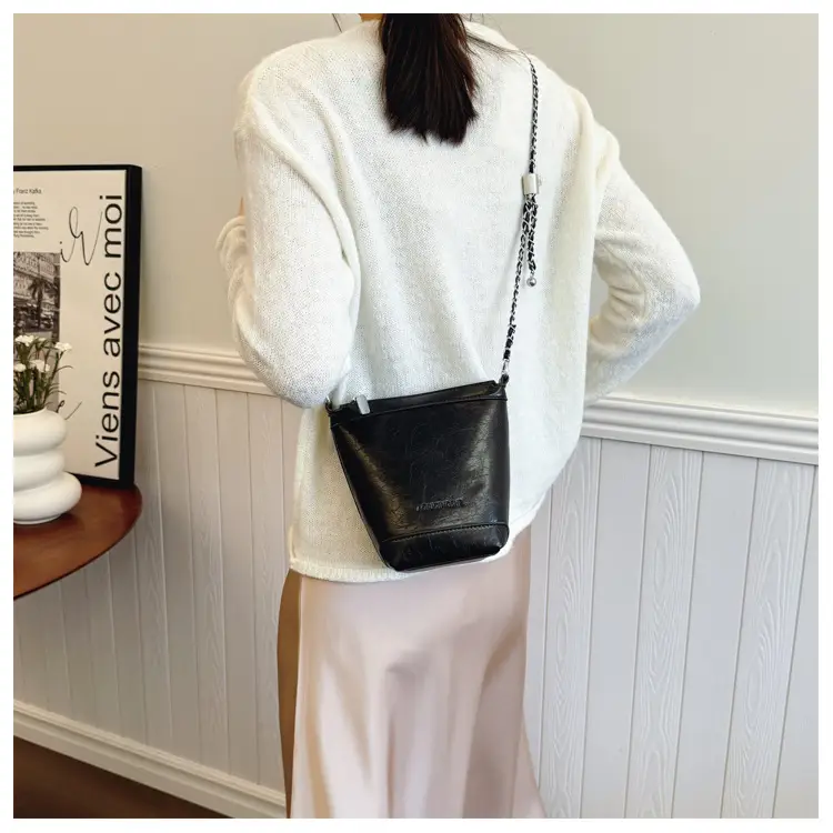 Women's Red Chain Shoulder Bag 2024 New Style — feature 11