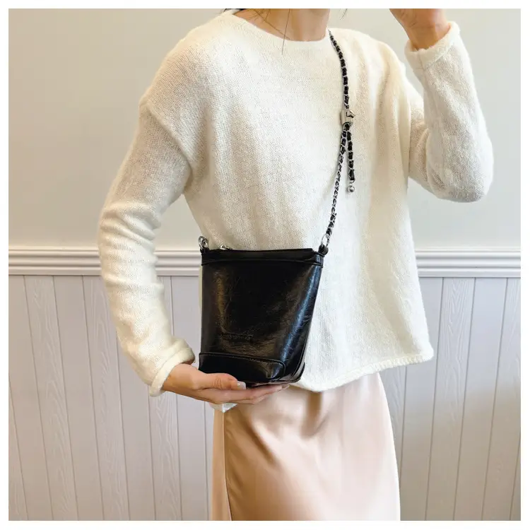 Women's Red Chain Shoulder Bag 2024 New Style — feature 12