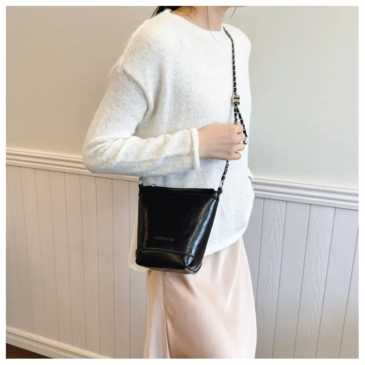 Women's Red Chain Shoulder Bag 2024 New Style — feature 13