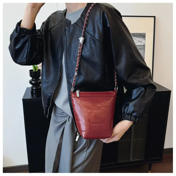 Women's Red Chain Shoulder Bag 2024 New Style — feature 14