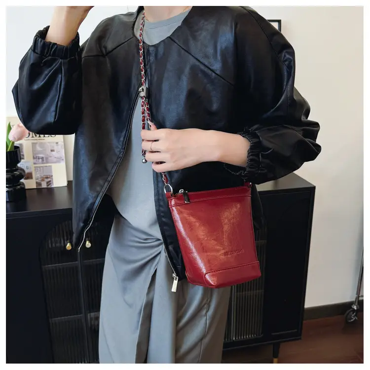 Women's Red Chain Shoulder Bag 2024 New Style — feature 17