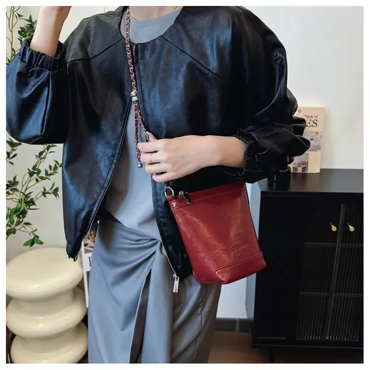 Women's Red Chain Shoulder Bag 2024 New Style — feature 18