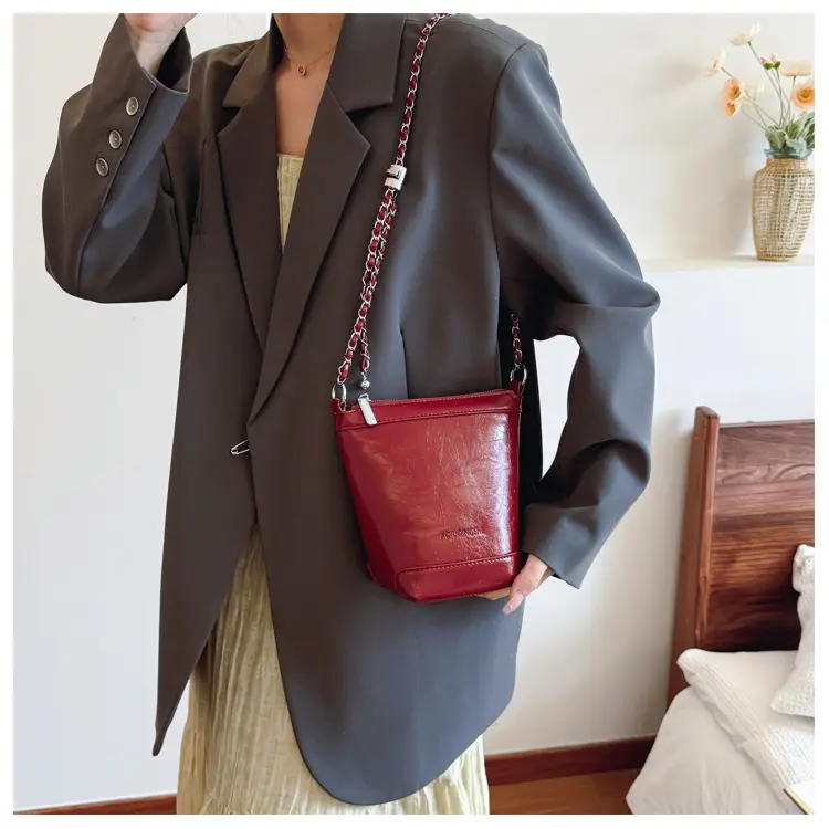 Women's Red Chain Shoulder Bag 2024 New Style — feature 19