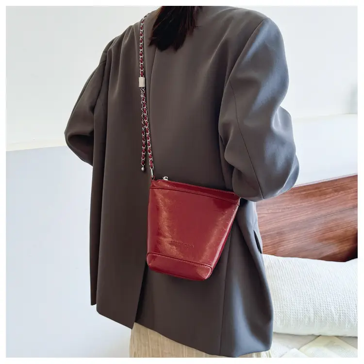 Women's Red Chain Shoulder Bag 2024 New Style — feature 21