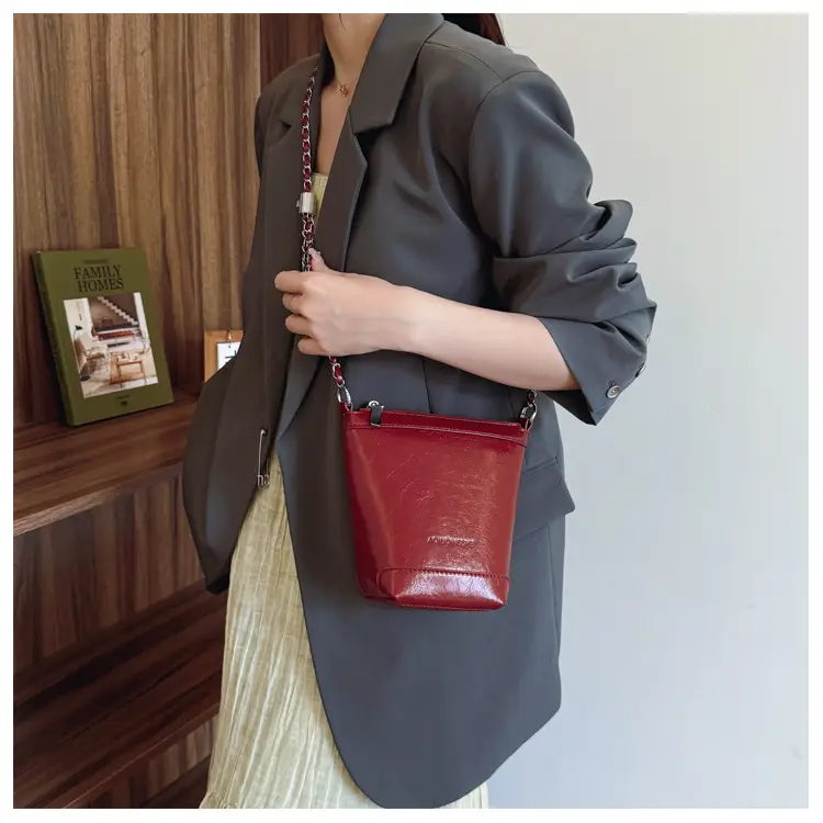 Women's Red Chain Shoulder Bag 2024 New Style — feature 23
